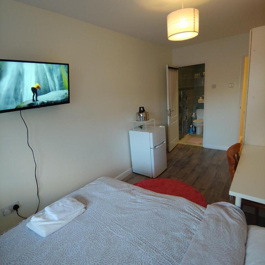 Ensuite Master Bedroom, Private Bathroom, Inside Family Home, Walking Distance To Harry Potter Watford (Hertfordshire) Exterior foto
